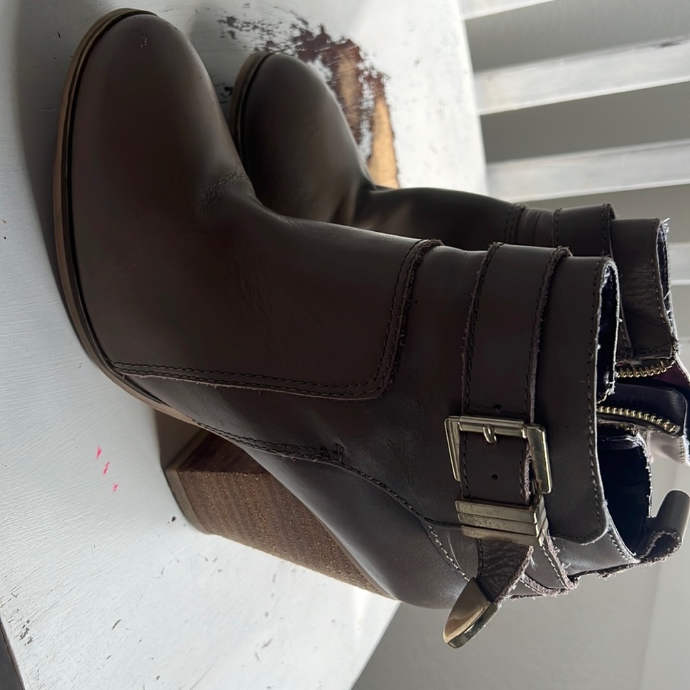 Report signature tan booties